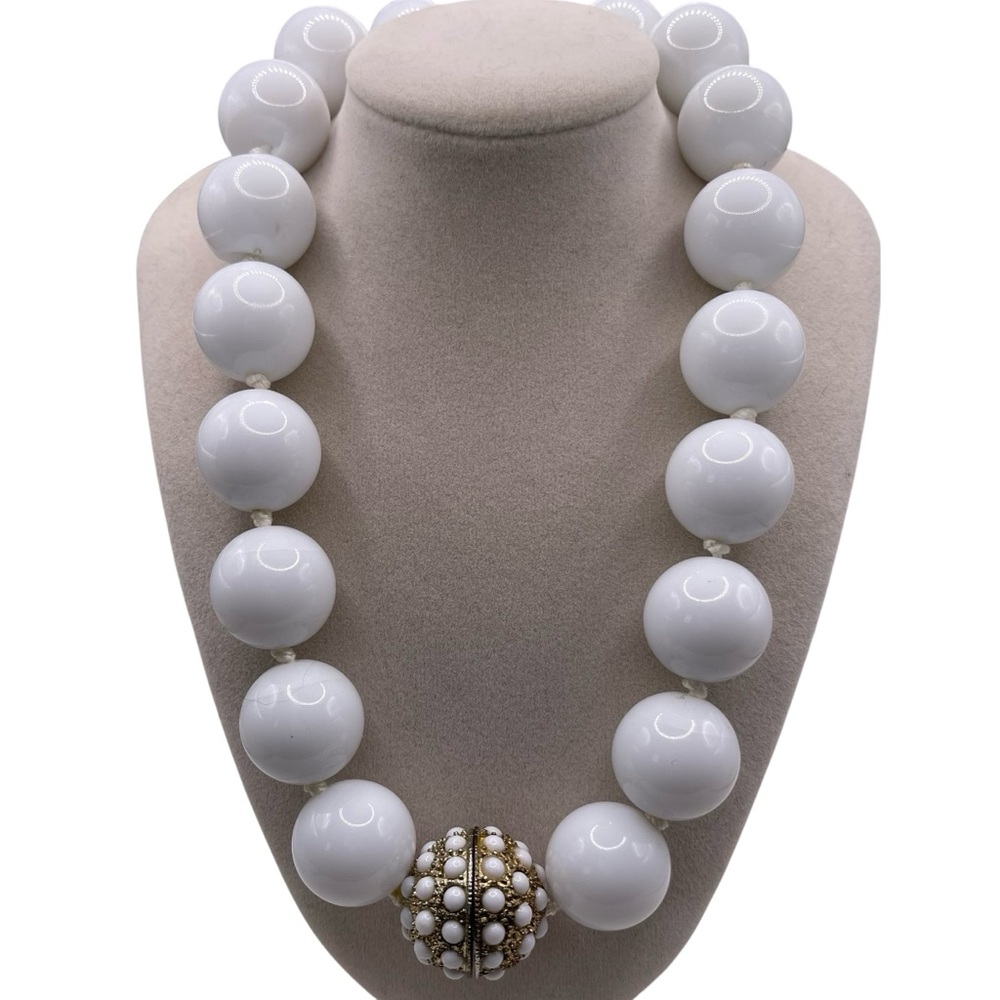 ❤️ Vintage Chunky White Acrylic Necklace